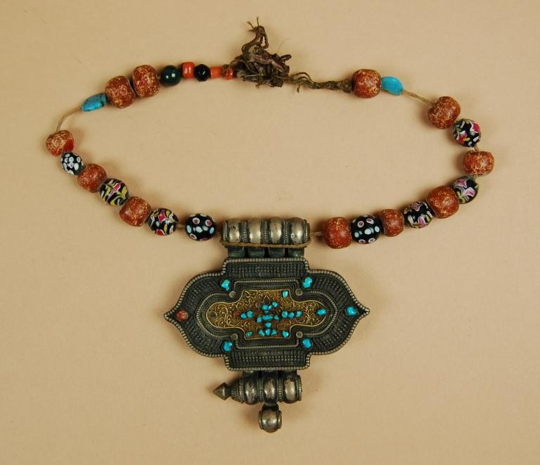 Necklace with amulet box / ga'u sutumba card