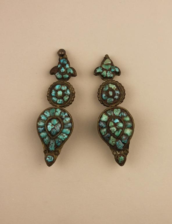 Woman's earring / Akor card
