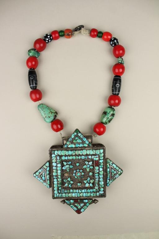 Woman's amulet box with necklace / ga'u thub zhi card